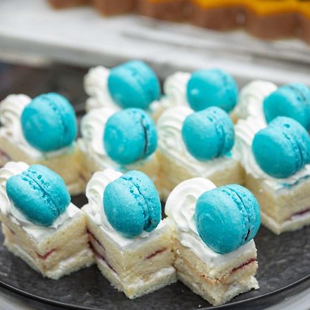 Radisson Blu Hotel, Jeddah Corniche Exteriér fotografie Macarons on top of a cake