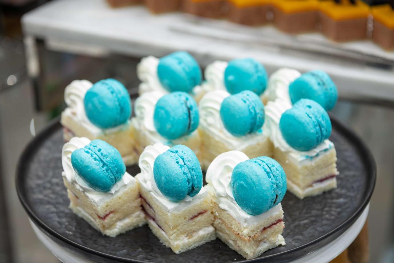 Radisson Blu Hotel, Jeddah Corniche Exteriér fotografie Macarons on top of a cake
