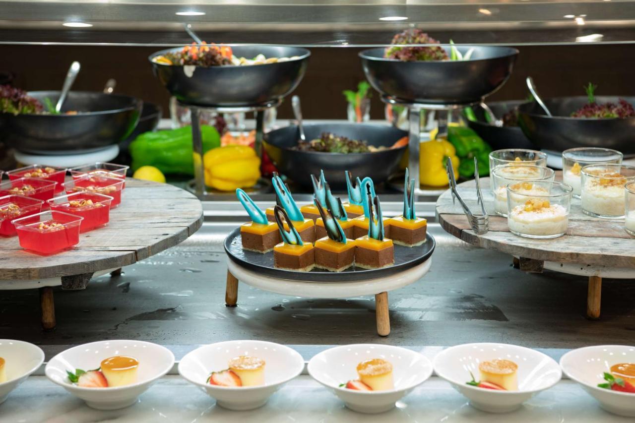 Radisson Blu Hotel, Jeddah Corniche Exteriér fotografie A buffet