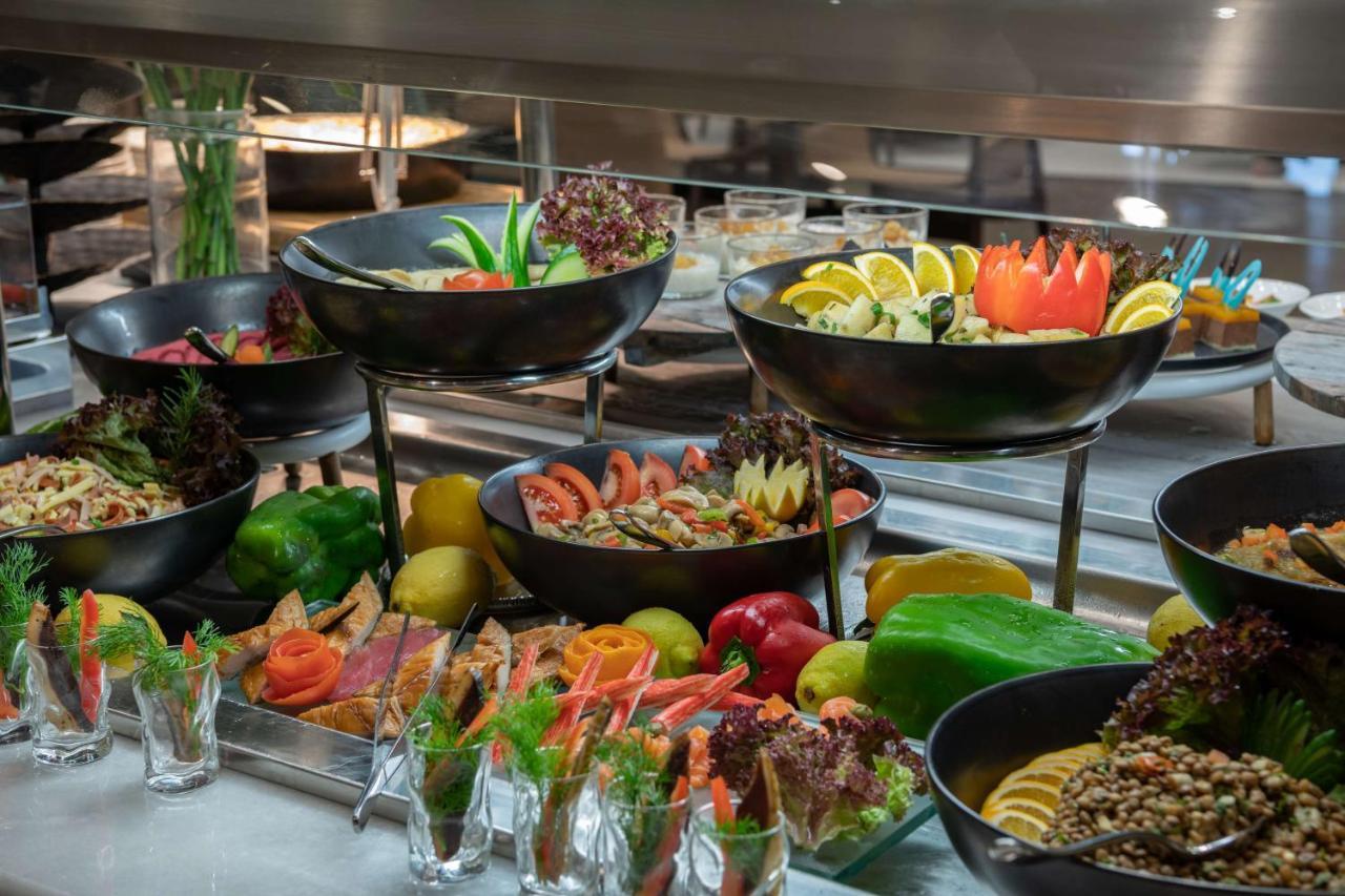 Radisson Blu Hotel, Jeddah Corniche Exteriér fotografie A salad bar