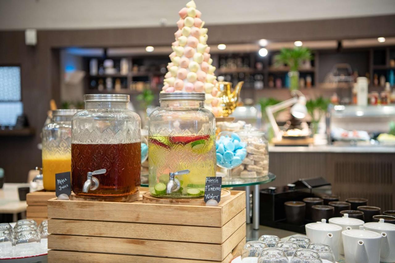 Radisson Blu Hotel, Jeddah Corniche Exteriér fotografie A selection of drinks at a buffet