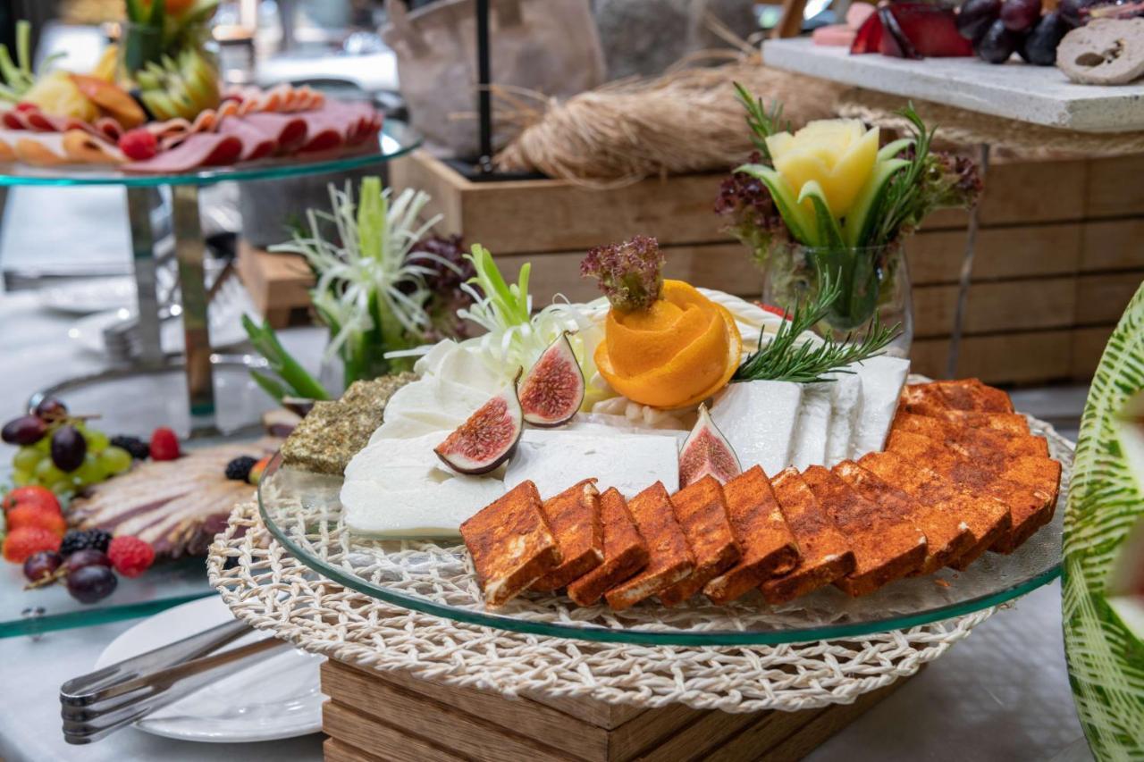 Radisson Blu Hotel, Jeddah Corniche Exteriér fotografie A cheese platter