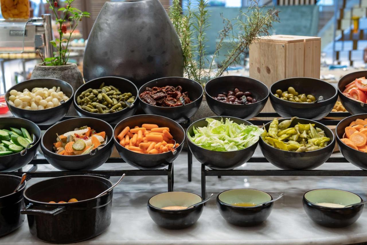 Radisson Blu Hotel, Jeddah Corniche Exteriér fotografie A salad bar