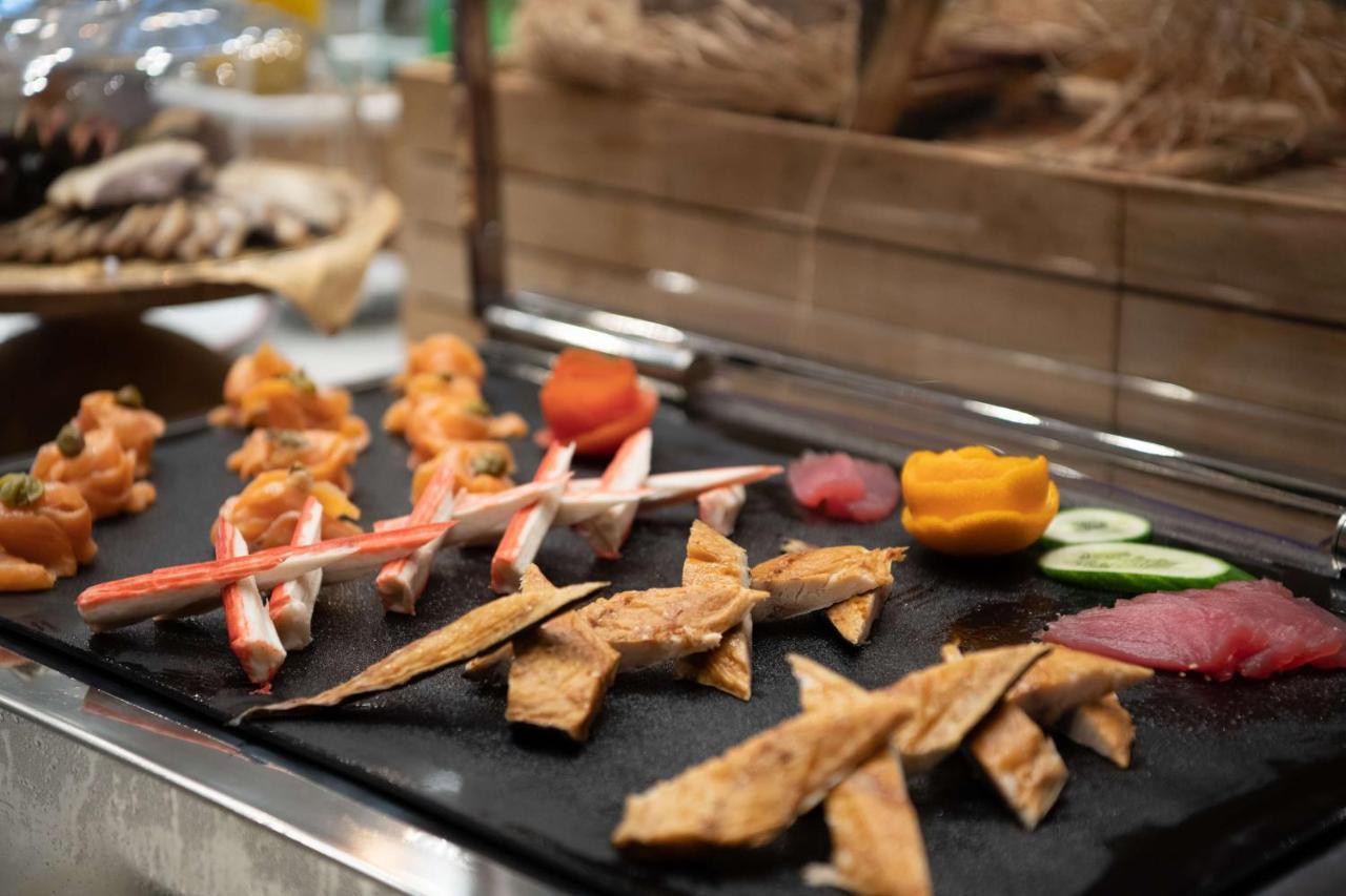 Radisson Blu Hotel, Jeddah Corniche Exteriér fotografie Seafood at a buffet
