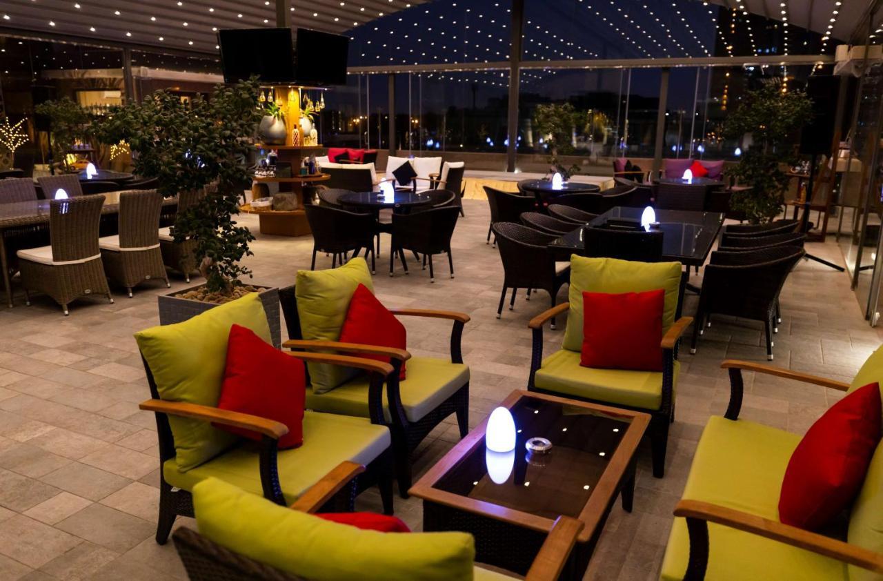 Radisson Blu Hotel, Jeddah Corniche Exteriér fotografie The lounge at the airport