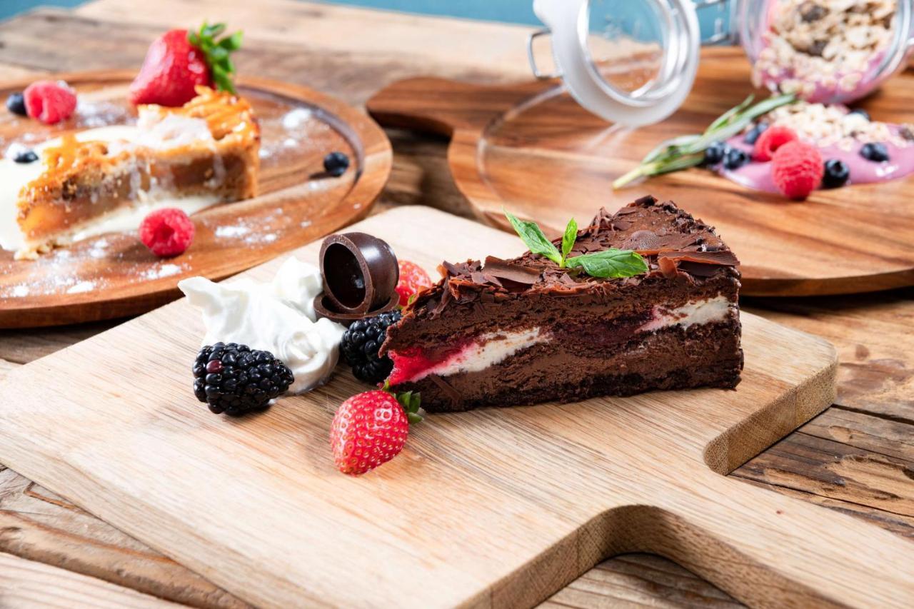 Radisson Blu Hotel, Jeddah Corniche Exteriér fotografie A chocolate cake