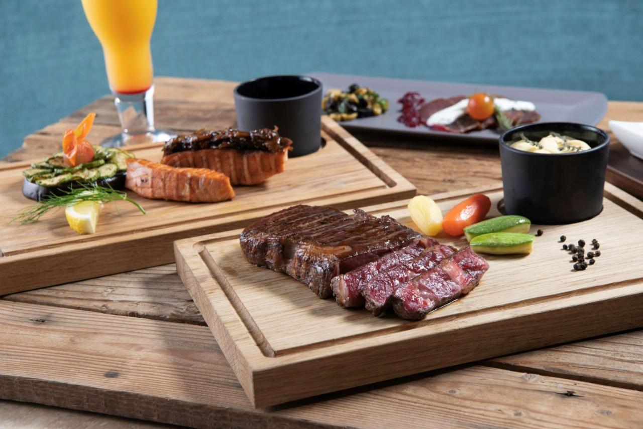 Radisson Blu Hotel, Jeddah Corniche Exteriér fotografie A steak prepared with the dry-aging method