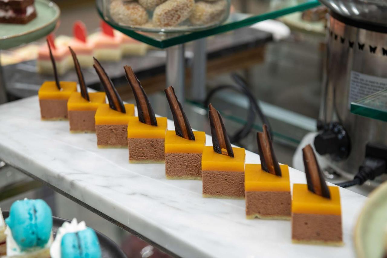 Radisson Blu Hotel, Jeddah Corniche Exteriér fotografie A row of petit fours
