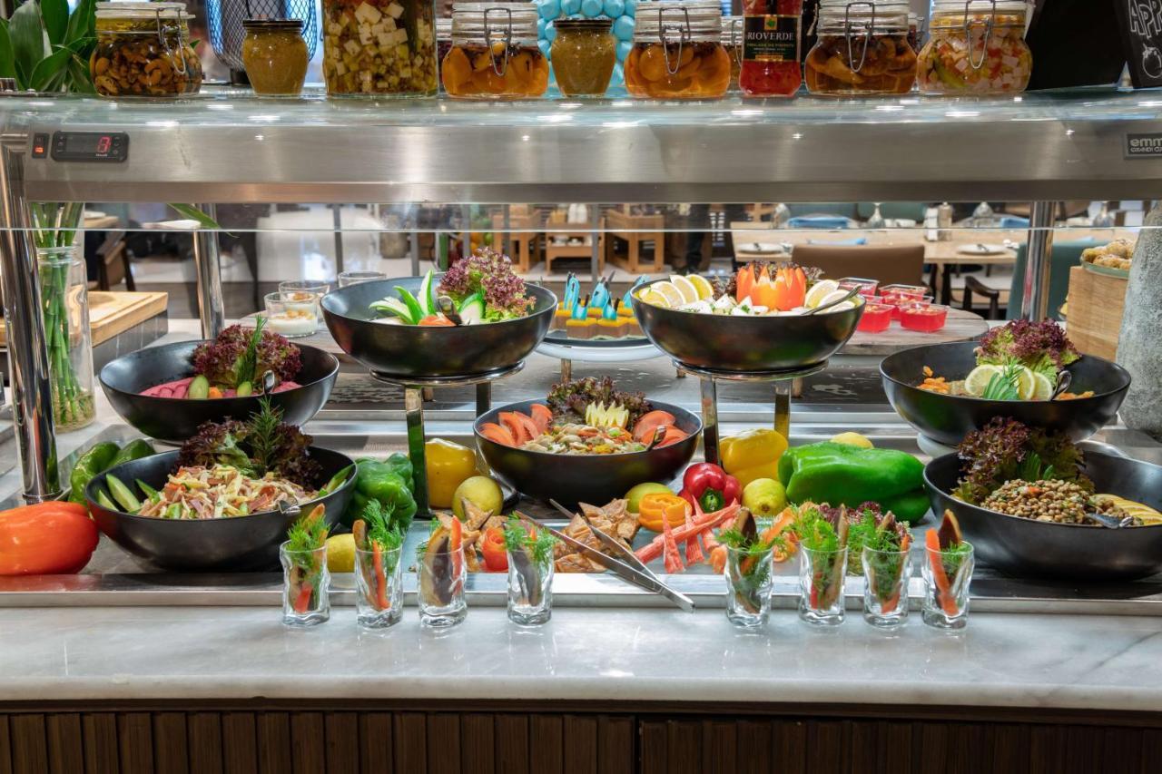 Radisson Blu Hotel, Jeddah Corniche Exteriér fotografie A salad bar