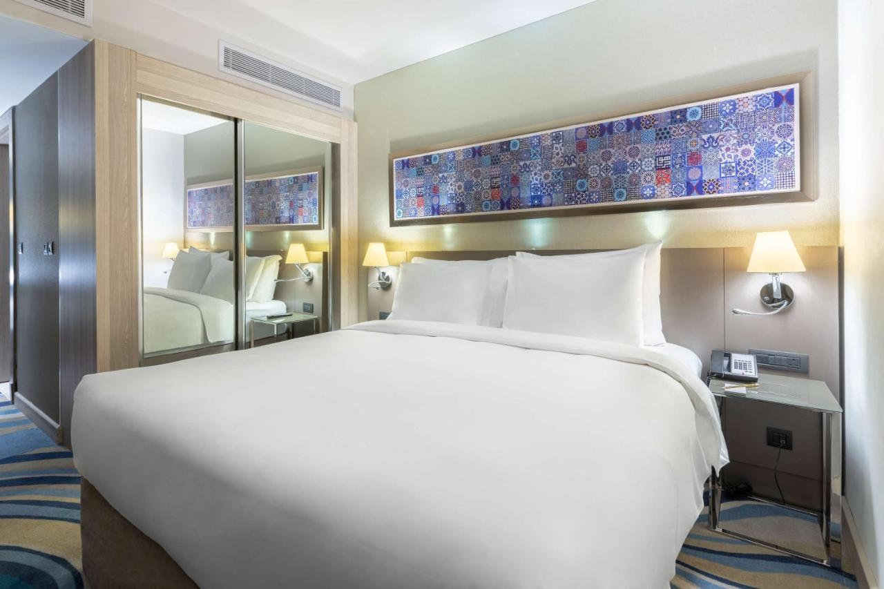 Radisson Blu Hotel, Jeddah Corniche Exteriér fotografie A bedroom at the hotel
