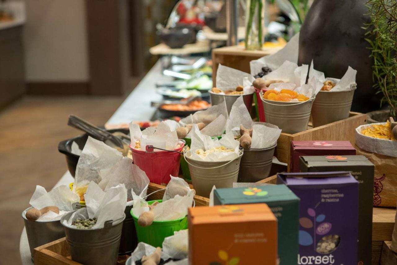 Radisson Blu Hotel, Jeddah Corniche Exteriér fotografie A selection of teas at a buffet