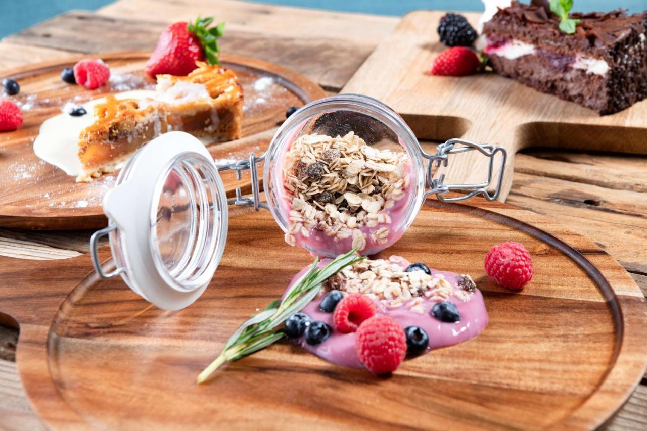 Radisson Blu Hotel, Jeddah Corniche Exteriér fotografie A breakfast parfait