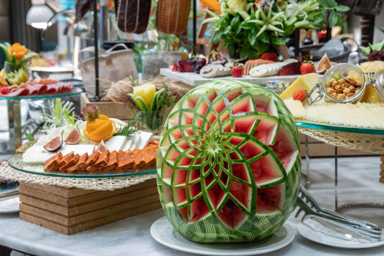 Radisson Blu Hotel, Jeddah Corniche Exteriér fotografie A watermelon carving