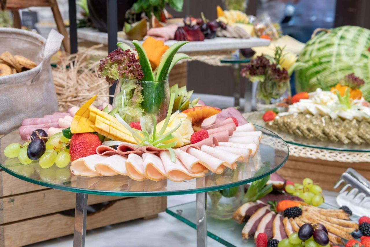 Radisson Blu Hotel, Jeddah Corniche Exteriér fotografie A buffet