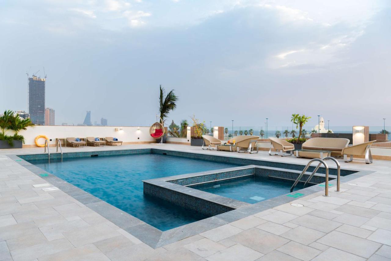 Radisson Blu Hotel, Jeddah Corniche Exteriér fotografie Rooftop pool at the hotel