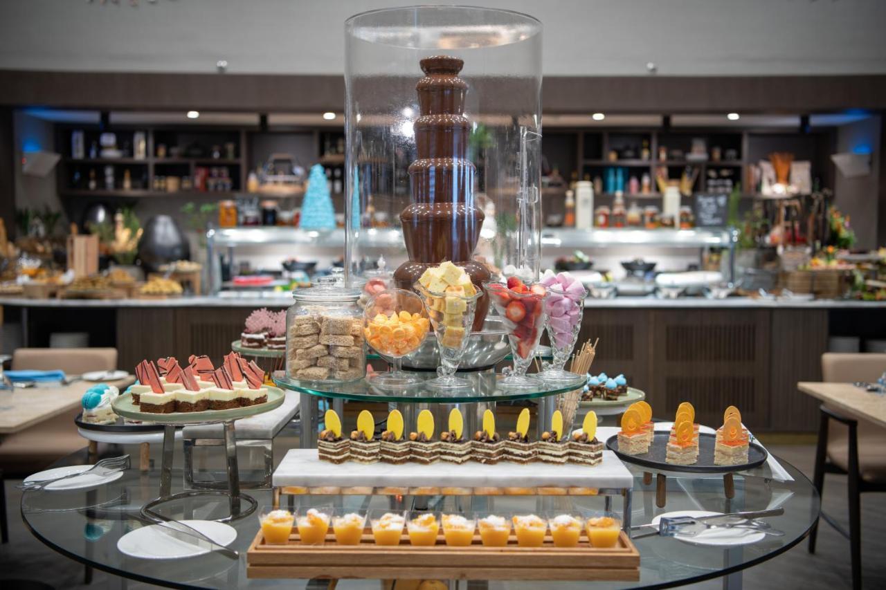 Radisson Blu Hotel, Jeddah Corniche Exteriér fotografie A chocolate fountain