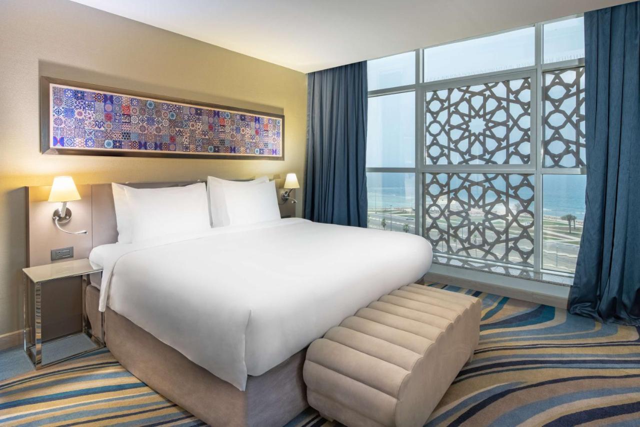 Radisson Blu Hotel, Jeddah Corniche Exteriér fotografie A bedroom at the hotel